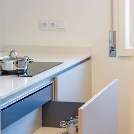 Peaceful 1br Near Metro By Lovelystay ポルト